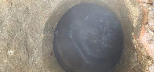 광주 하수구막힘 배수 시설 점검을 위해 배관과 주변 상태를 살펴보는 모습